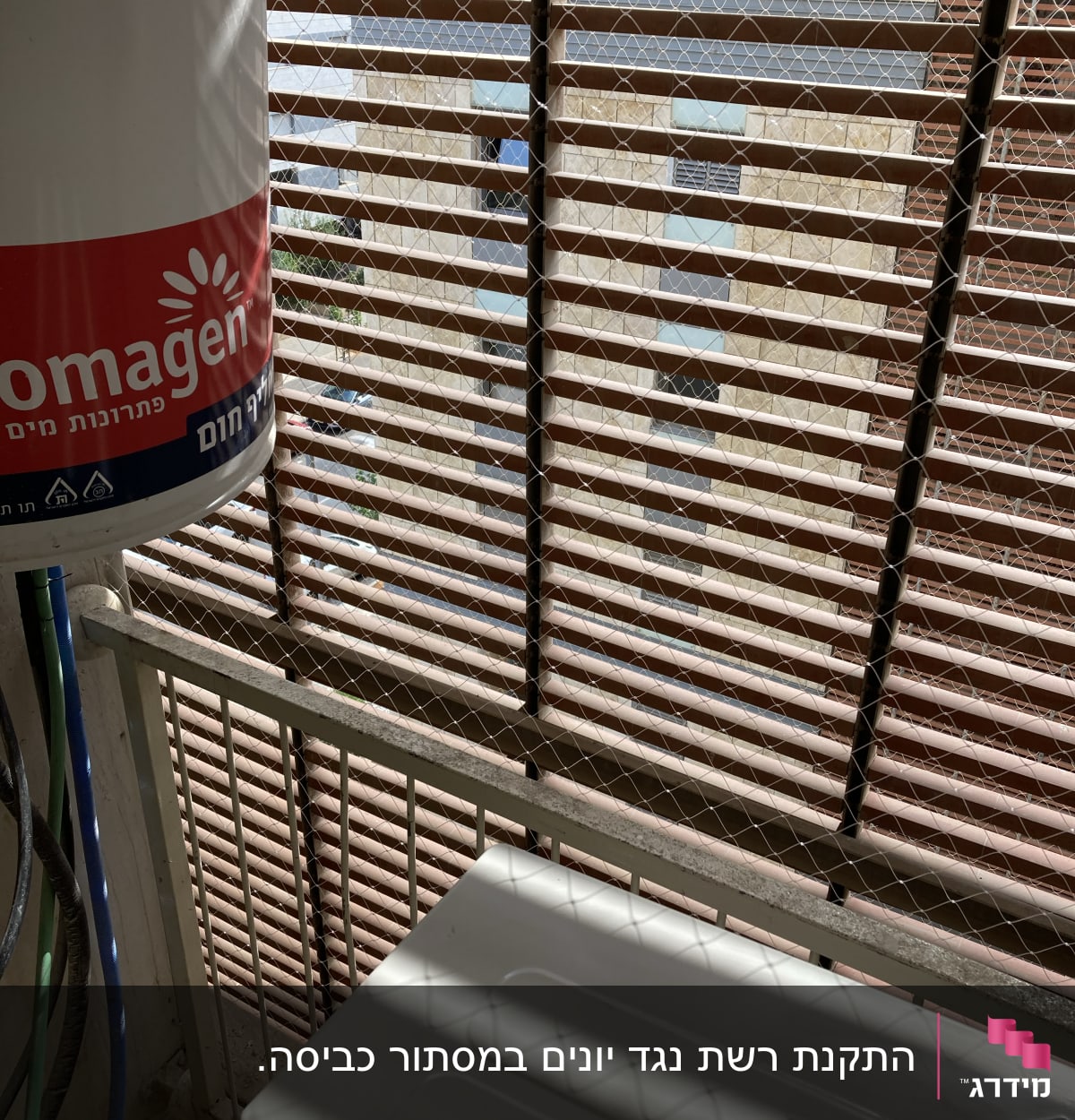 רשת מתכת על חלון למניעת כניסת יונים